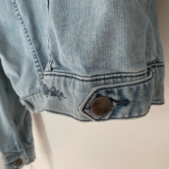 Kut from the Kloth Women’s Distressed Classic Denim Jacket Light Wash Size Small - Picture 12 of 15